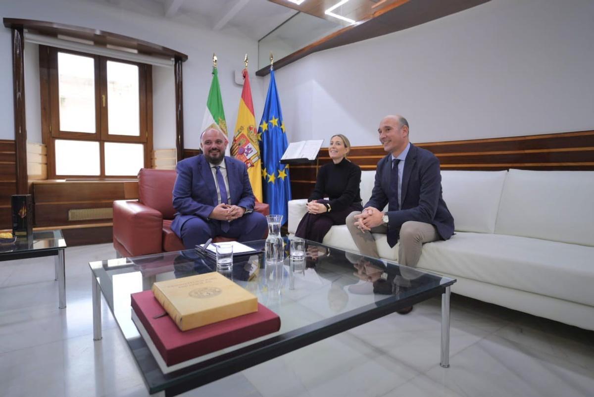 La presidenta de la Junta en funciones, María Guardiola, en su reunión con el presidente de la Asamblea, Manuel Naharro, dentro de la ronda de consultas para la designación de candidato a la investidura