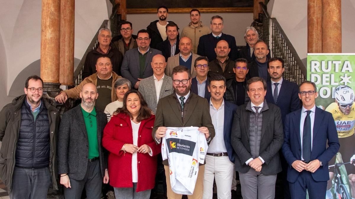 Autoridades asistentes a la presentación de las etapas cordobesas de la Vuelta a Andalucía.