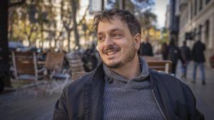 Barcelona. 3 de diciembre del 2025. Fotos al humorista Marc Sarrats, colaborador del programa, Està passant, i coautor de la serie de 3Cat, El creador dinfluencers, que presentará en el Teatre Borràs el espectáculo de stand-up, Vaques flaques. Fotos de Sandra Roman