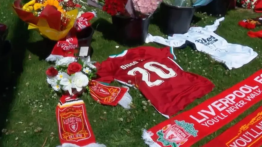 Seguidores del Liverpool homenajean a Diogo y André Jota en Anfield