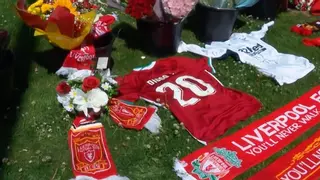 La afición del Liverpool empieza a homenajear a Jota en Anfield