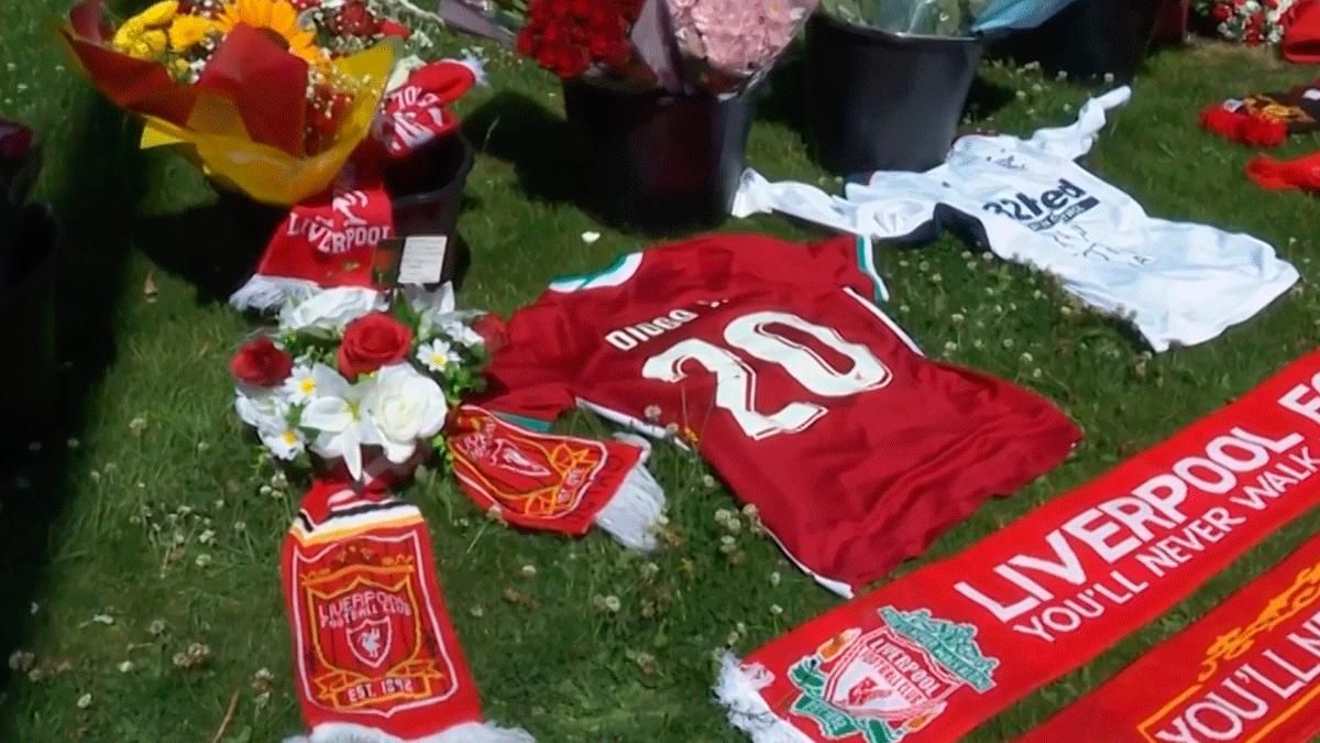 Seguidores del Liverpool homenajean a Diogo y André Jota en Anfield