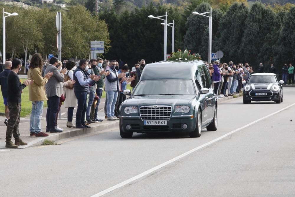 Más de mil personas despiden al hostelero gijonés Floro Gordillo con una cadena humana.