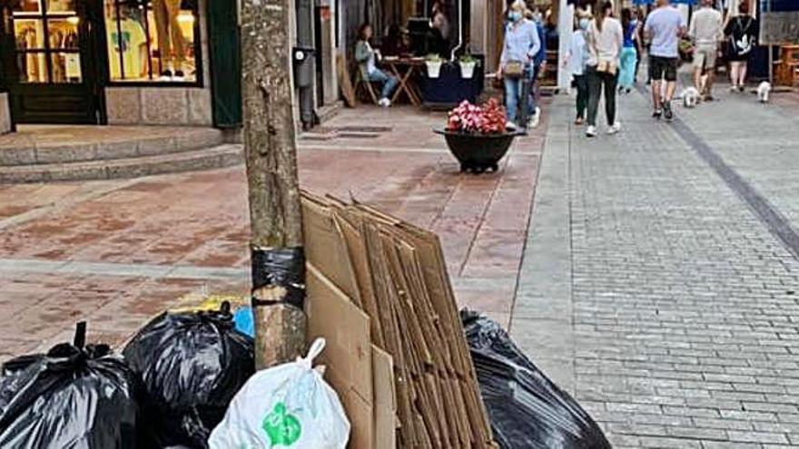 Basura acumulada en una de las calles de Cangas de Onís.