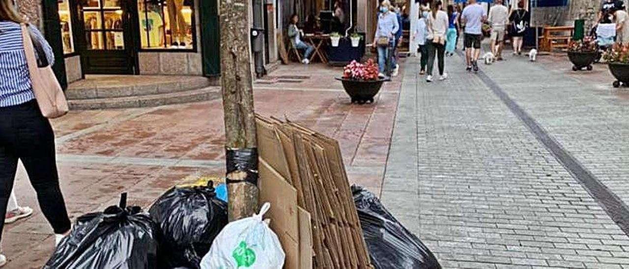 Basura acumulada en una de las calles de Cangas de Onís.