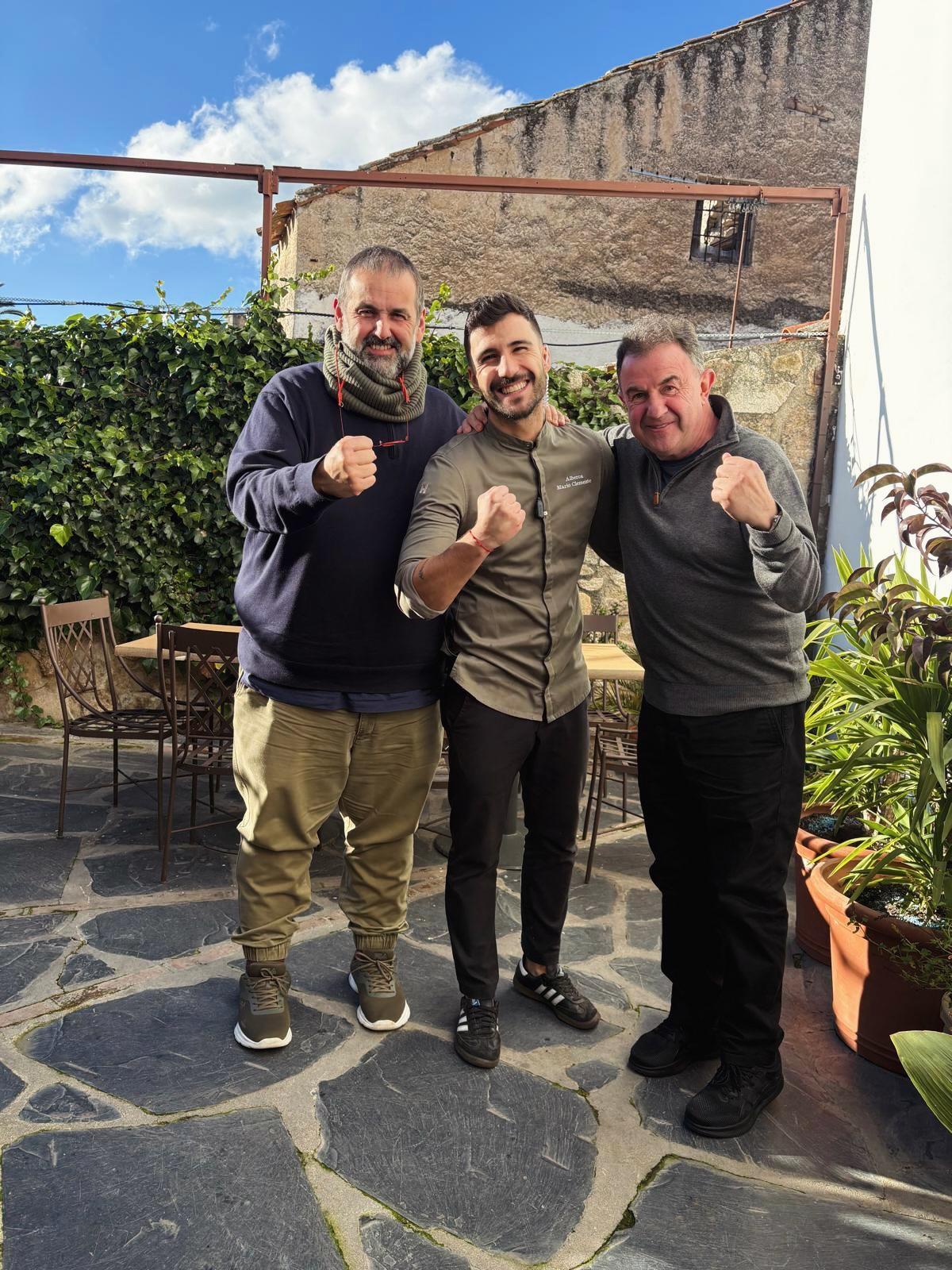 Martín Berasategui, junto a Mario Clemente y David de Jorge en La Alberca (Trujillo).