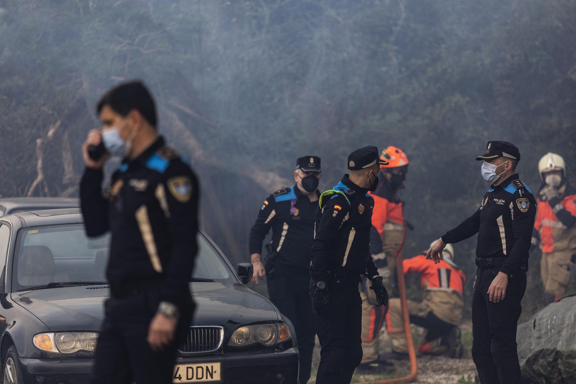 Los bomberos trabajan en el monte Naranco contra las llamas