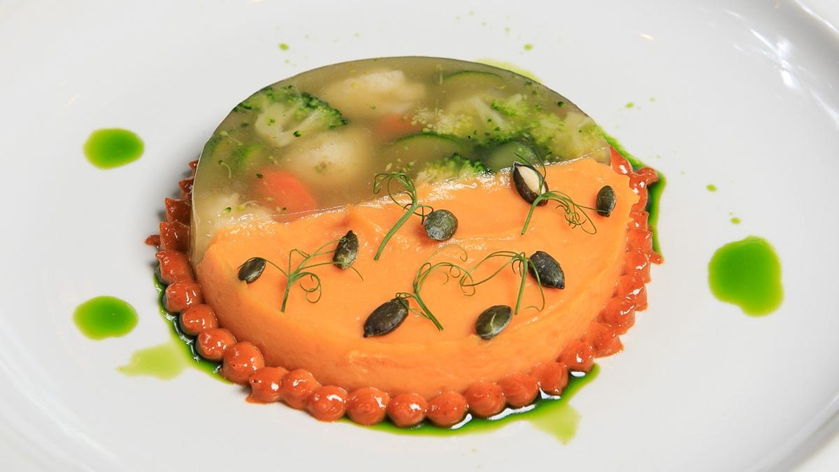 El áspic de consomé de tomate aromatizado con hierbas frescas, puré cremoso de calabaza asada y citronela, uno de los platos del restaurante Tendiez para Veganuary.
