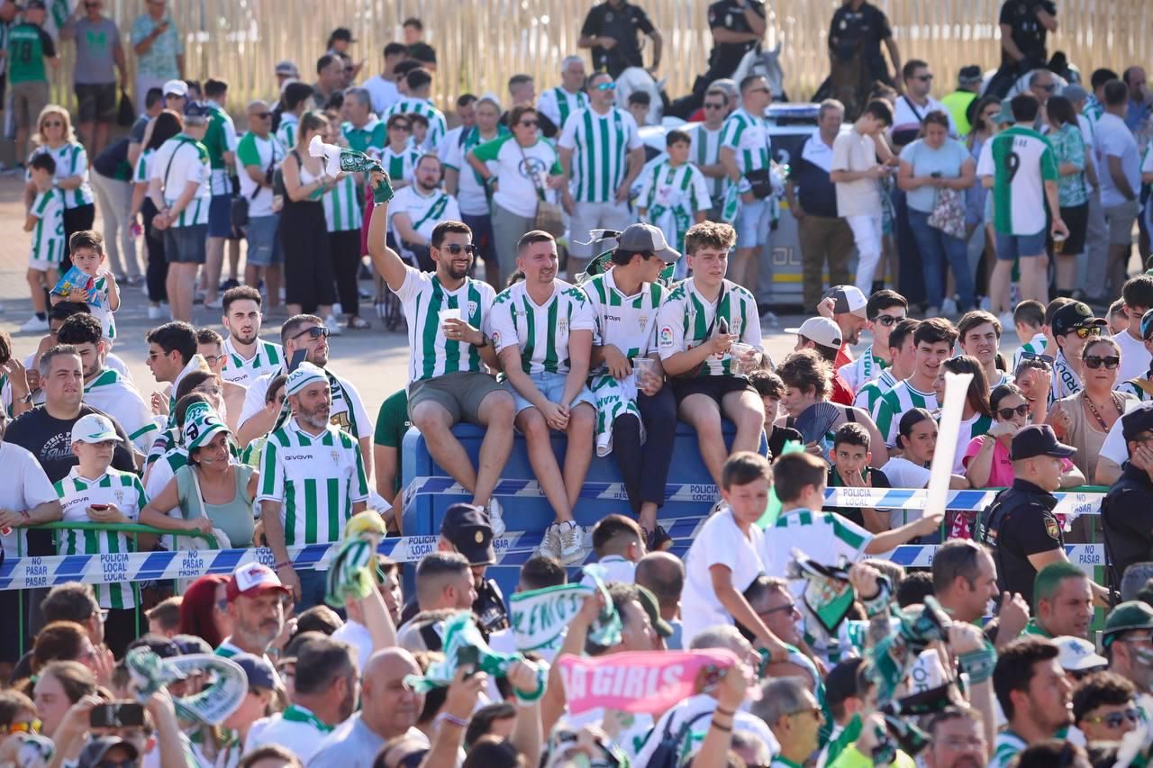 Así recibió la afición del Córdoba CF al autobús del equipo en El Arenal