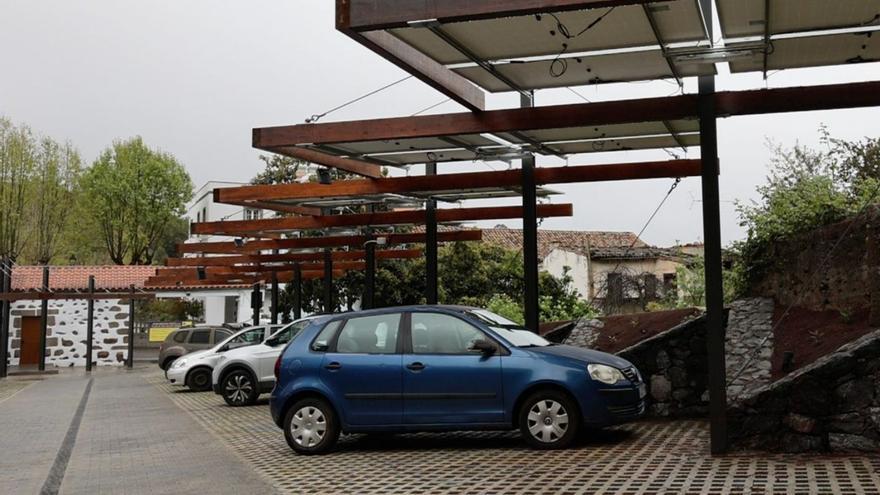 Vista interior del nuevo aparcamiento situado en la calle principal de Valleseco, junto a la iglesia.