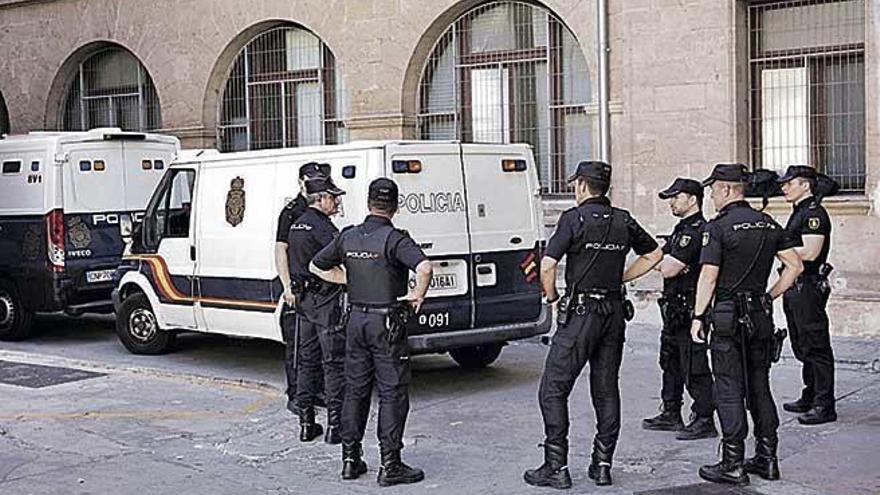 Varios policías, a las puertas de los juzgados de Vía Alemania, en Palma.