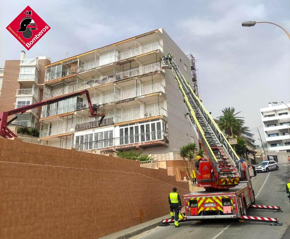 Una de las 87 intervenciones que han realizado los Bomberos del Consorcio Provincial de Alicante debido al temporal.