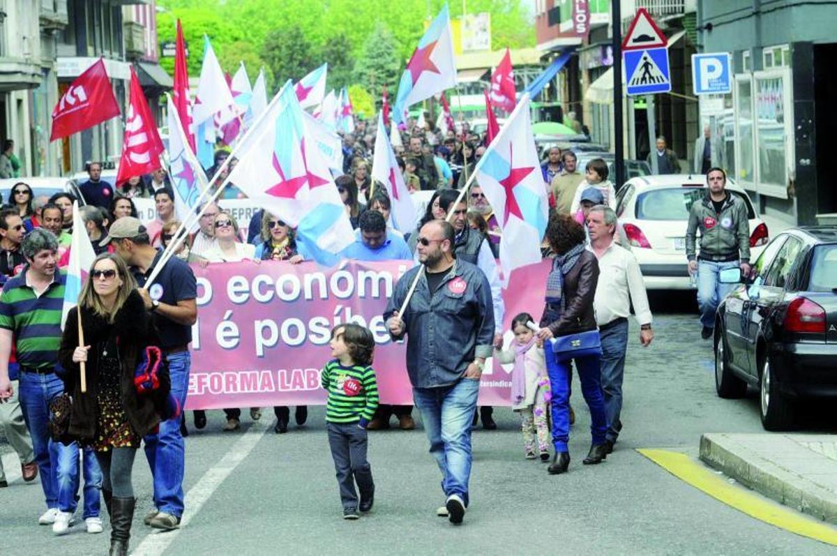 Un millar de arousanos sale a la calle en un Primero de Mayo de los más descafeinados