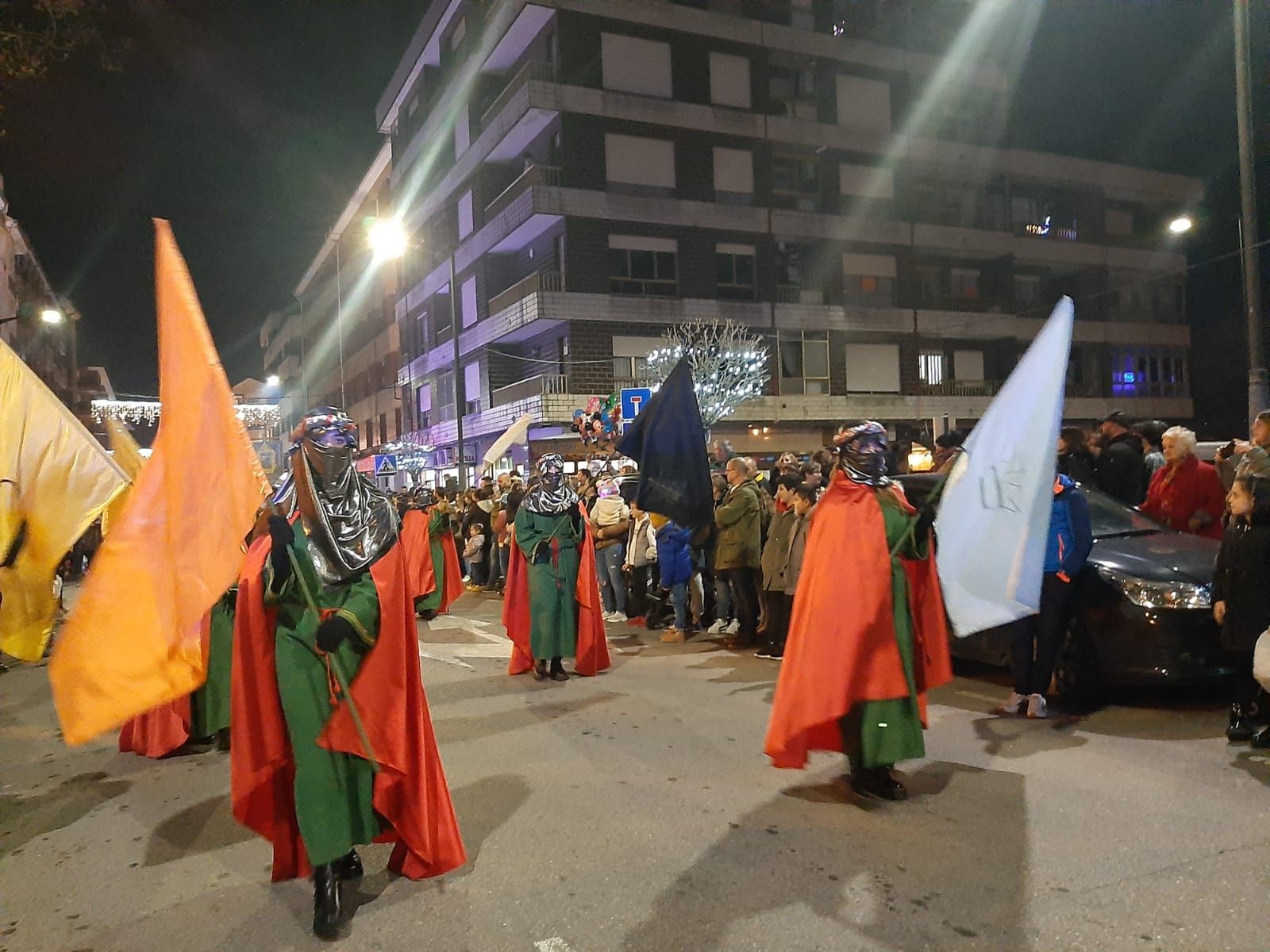 Aliatar arrastra multitudes en El Berrón: así ha sido su cabalgata por las calles de la villa sierense