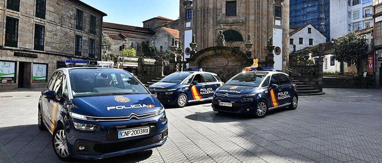 Unidades de la Policía Nacional en la plaza de A Peregrina, desierta durante el confinamiento.