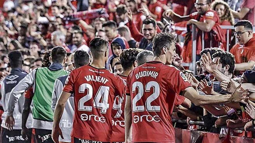 Budimir y Valjent saludan a los aficionados de la grada LluÃ­s Sitjar tras el partido del martes ante el Granada.
