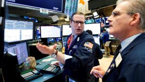 Wall Street abre en rojo después de amenazas arancelarias de Trump al alcohol europeo