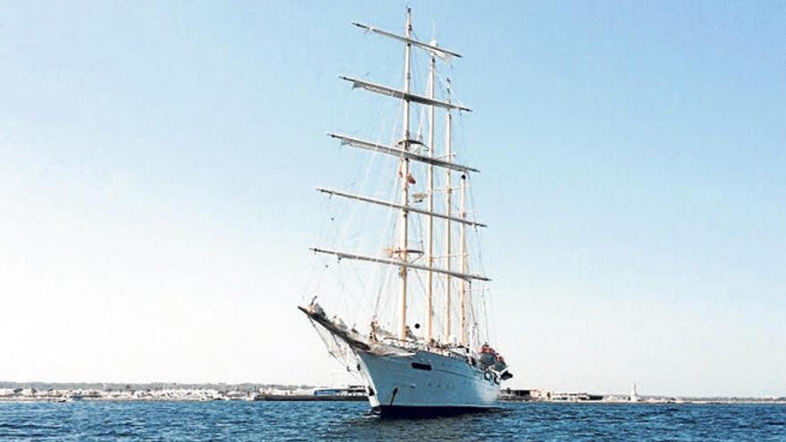 El velero se encuentra fondeado muy cerca de la bocana del puerto de Formentera.