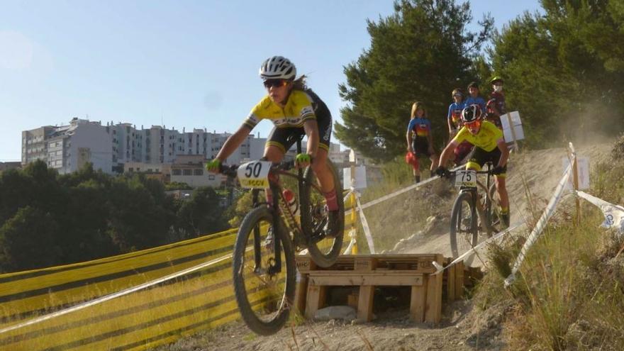 Noa supera un obstáculo durante una prueba de BTT