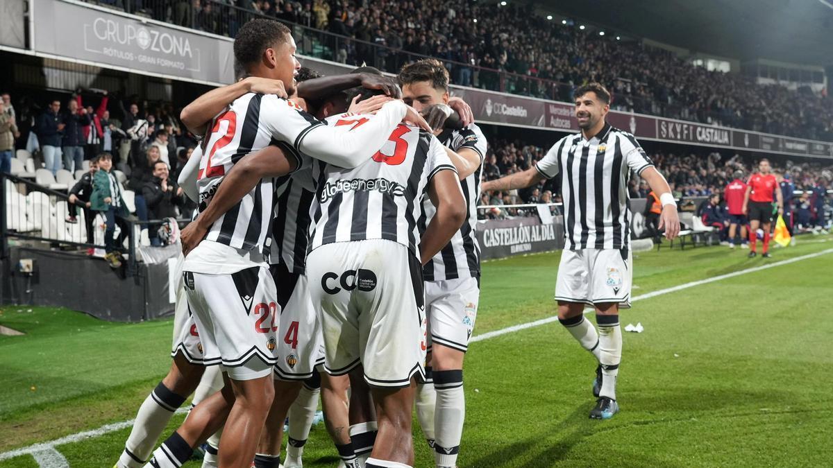 Los albinegros celebran el gol de Jozhua en el último partido en el SkyFi Castalia, contra el Deportivo.