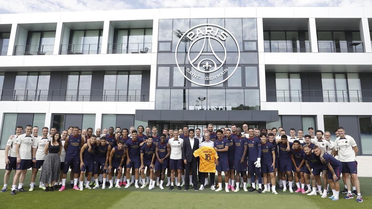La plantilla del PSG en un acto de apoyo a sergio Rico frente aledificio principal en su sede de Poissy.