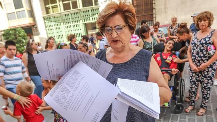 La expresidenta de Adis, Josefina Valero, lee la sentencia ayer junto a un grupo de padres y usuarios.