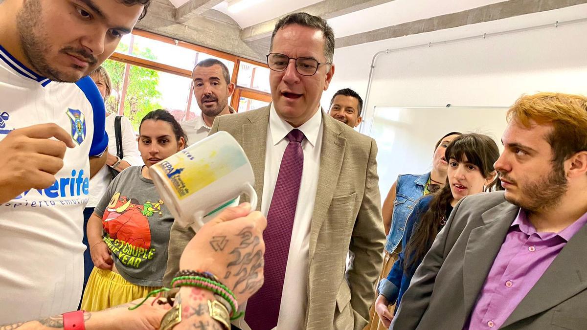 Poli Suárez visita la cooperativa Orgullosamente adult@s del programa Neae +21