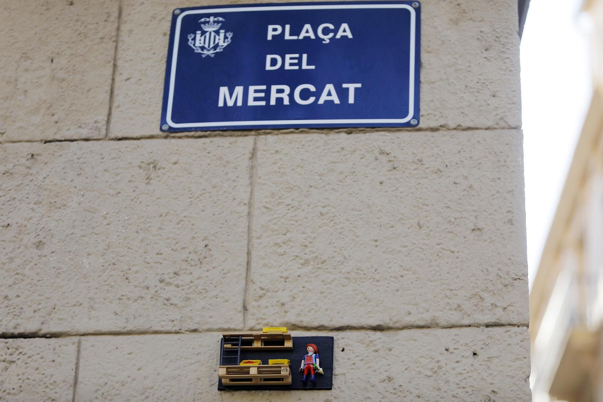 Figuras de Playmobil adornan las placas de calles en el centro de València