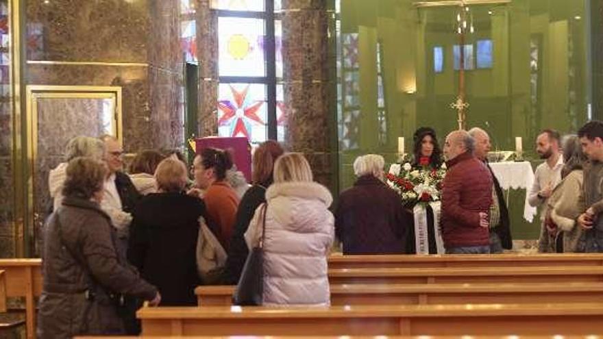 Asistentes al funeral por Enrique Riestra, ayer, en el tanatorio de Los Arenales de Oviedo.