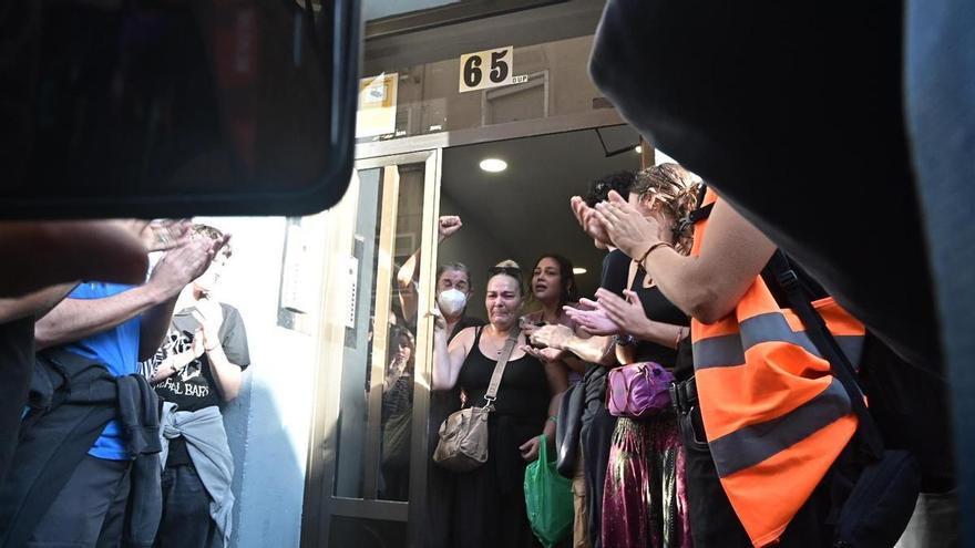 Alegría tras paralizar el desahucio de Esmeralda en Torrero