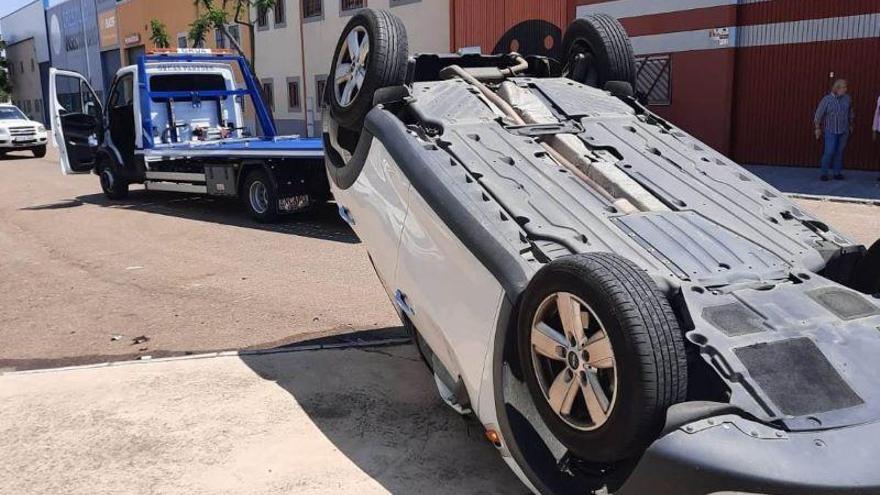 Un vehículo vuelca tras una colisión en Don Benito