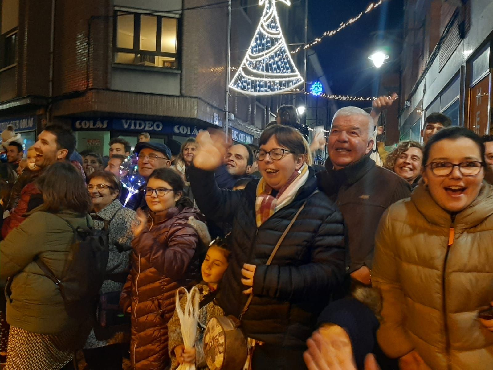 Los Reyes, en dromedario en la Pola: así ha sido la cabalgata de la capital sierense