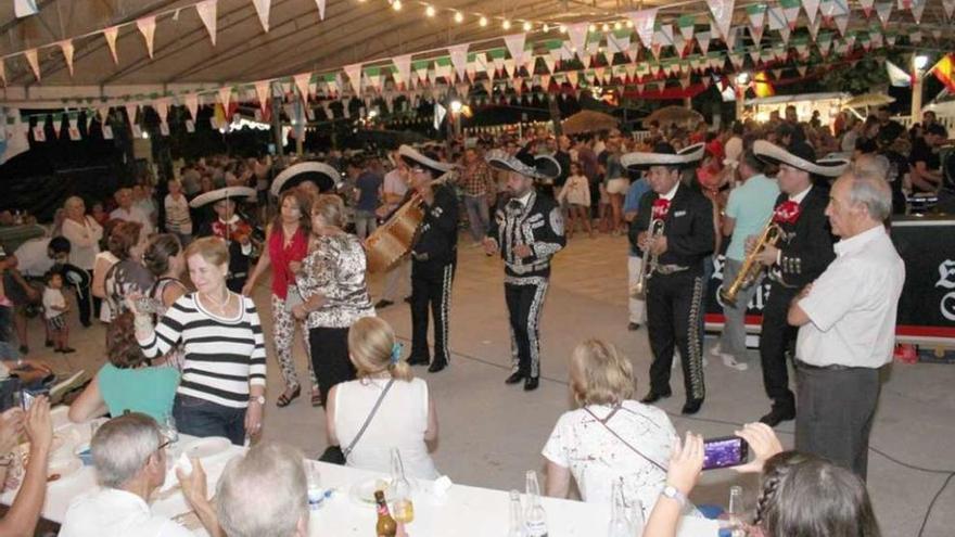 Actuación del mariachi en la fiesta mexicana. // Fdv