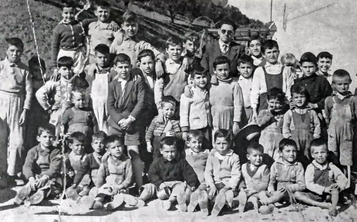 Alumnos del Colegio San Lázaro de Los Prados con un profesor, en una foto de 1957.