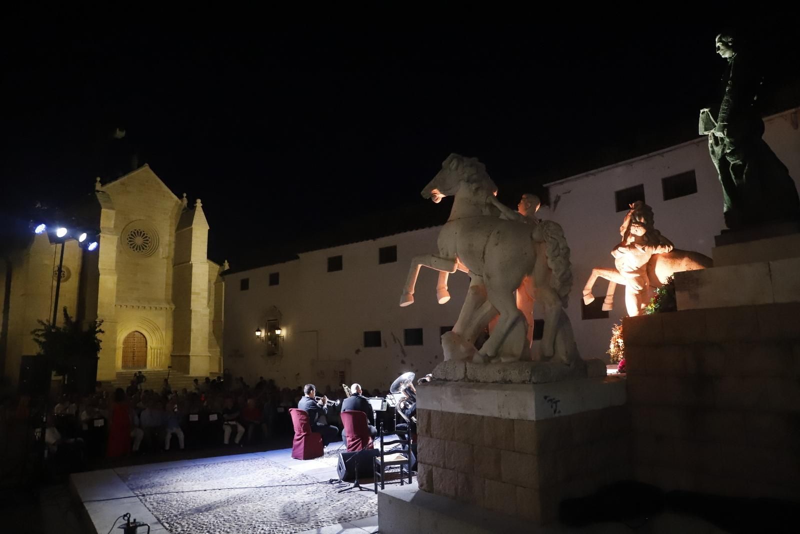 El homenaje y ofrenda floral a Manolete, en imágenes