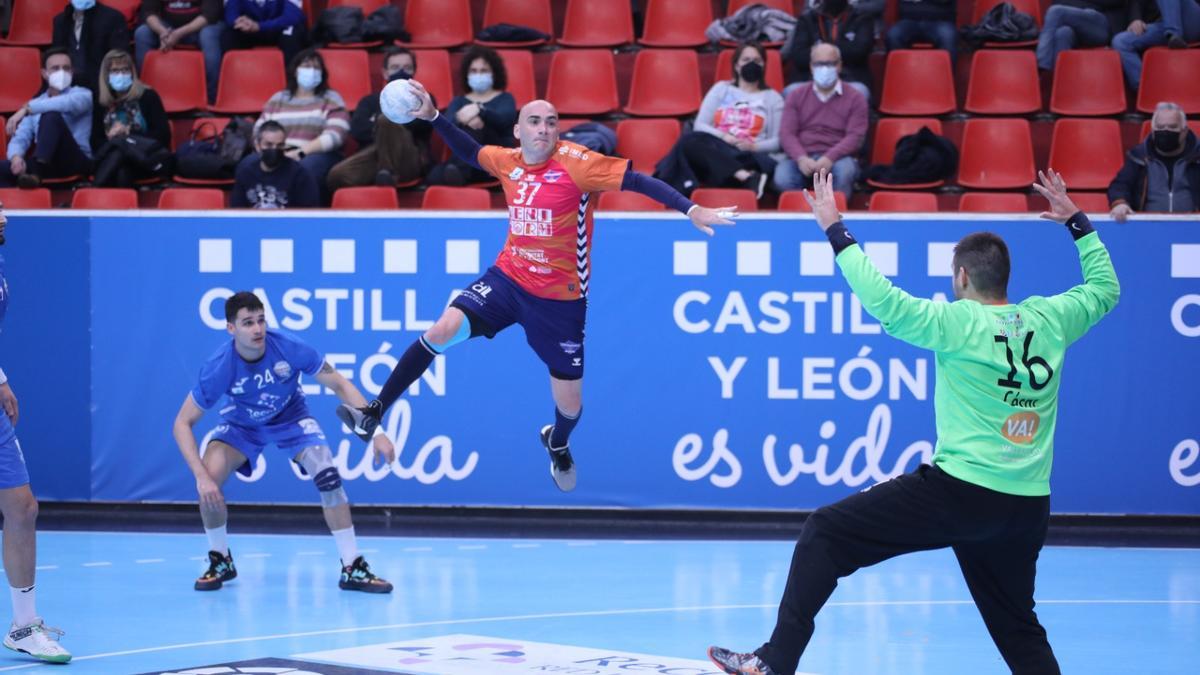 El Club Balonmano Benidorm cae en su visita al Huerta del Rey por 36 a 33 ante el Recoletas Atlético Valladolid.