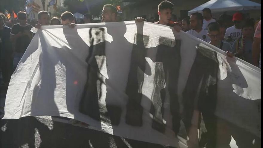 Protestas de los aficionados en las puertas de Mestalla