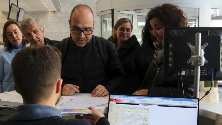 L&#039;alcalde de Sarrià de Ter, Narcís Fajula, presentant les al·legacions a la Generalitat