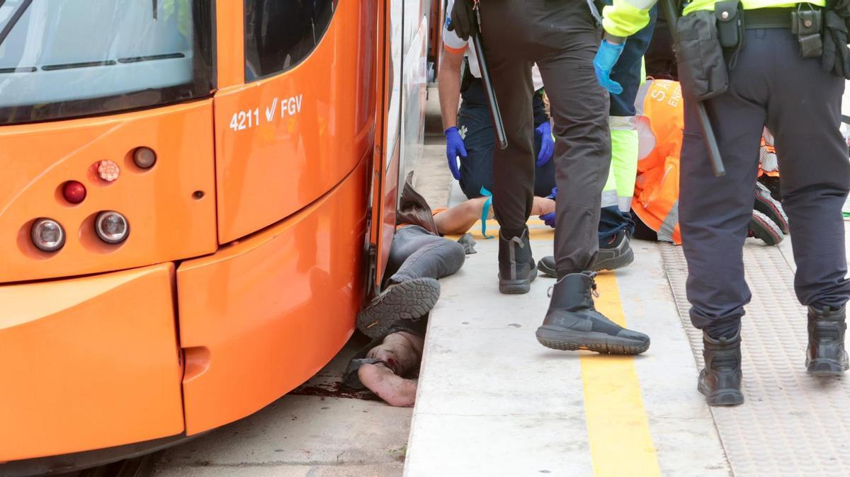 Cae accidentalmente a las vías del TRAM en Alicante con el tranvía ya en marcha y es arrastrado