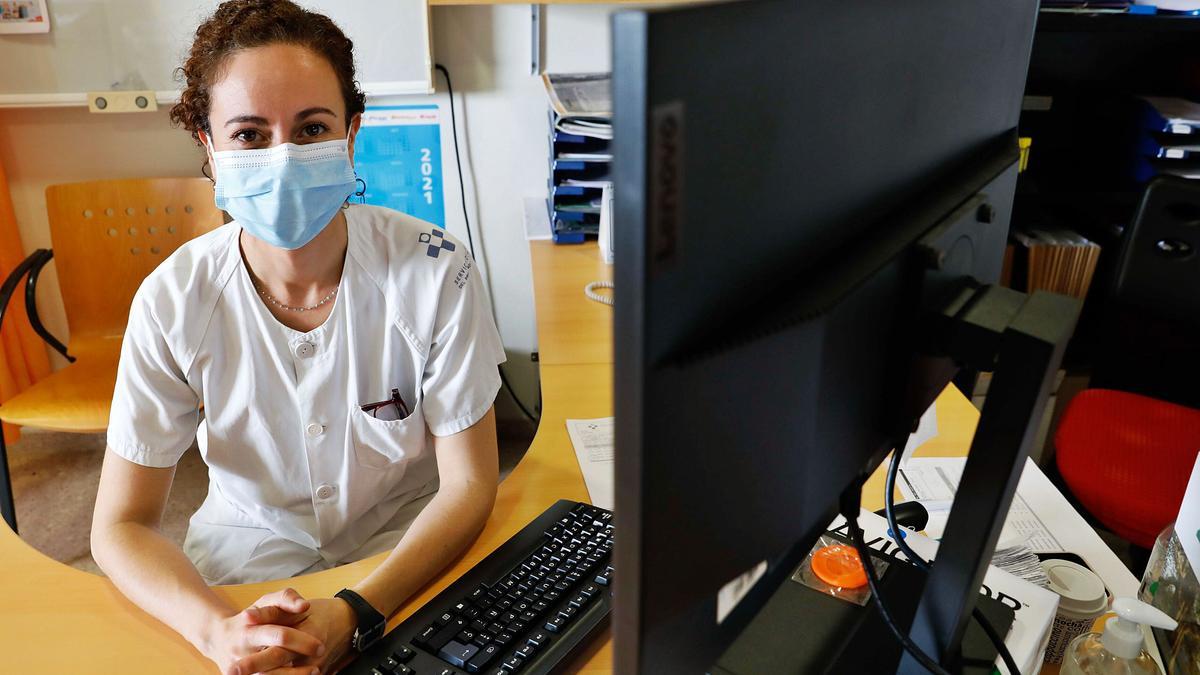 Beatriz Arca Barca, en  su consulta en el Hospital  Universitario San Agustín  de Avilés.