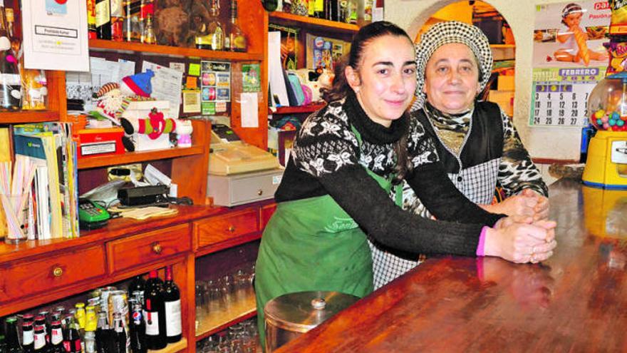 Lorena Meré Meré y su madre, Cundi Meré Llanes, tras la barra del bar El Sucón, en Caldueño, Llanes. | ana paz paredes