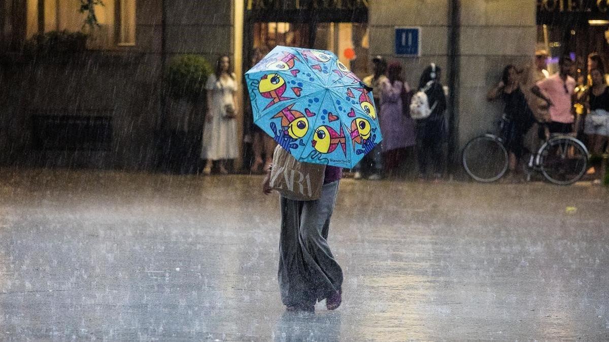 Imagen de archivo de lluvias en la plaza de la catedral en Barcelona.