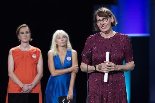 SAN SEBASTIÁN, 27/09/2025.- La escritora y realizadora francesa Lucile Hadzihalilovic ha recibido el Premio Zabaltegi Tabakalera por La torre de hielo, este sábado en la gala de clausura del 73 Festival Internacional de Cine de San Sebastián. EFE/ Javier Etxezarreta
