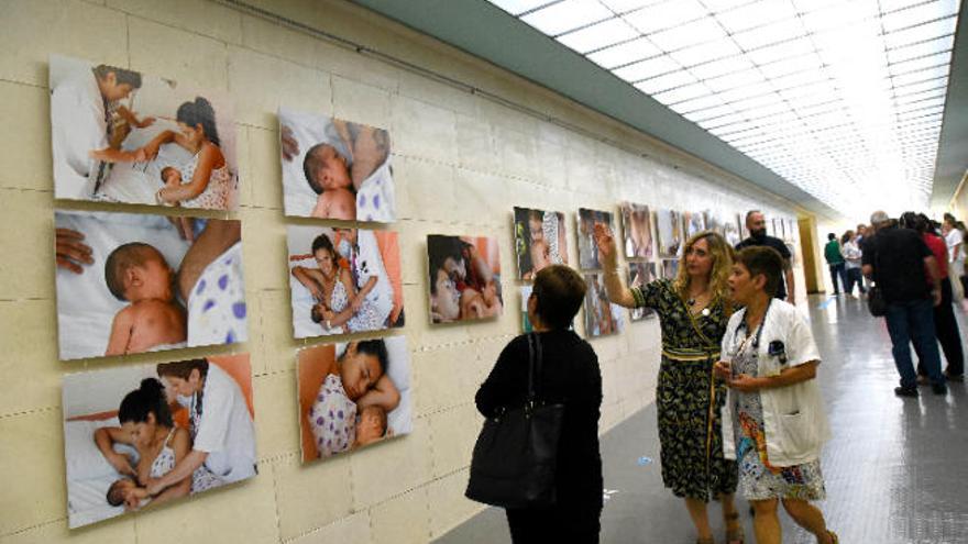 Imágenes de la exposición Apoyándote, que ya puede contemplarse en el pasillo central del Hospital Universitario de Canarias.