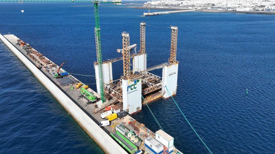El dique flotante ‘Mar del Teide’ durante los trabajos en el puerto de Arrecife para colocar el primer o de los siete cajones de su estructura. | | AUTORIDAD PORTUARIA DE LAS PALMAS