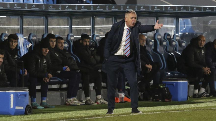 Lucas Alcaraz, entrenador de la UD Ibiza, da instrucciones desde el banquillo celeste a sus jugadores en el último partido disputado en Can Misses frente al Cartagena.