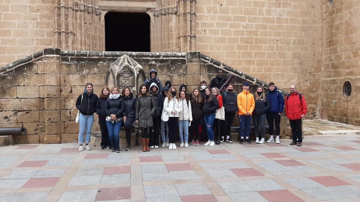 Los alumnos y profesores, ante la iglesia gótica de Xàbia