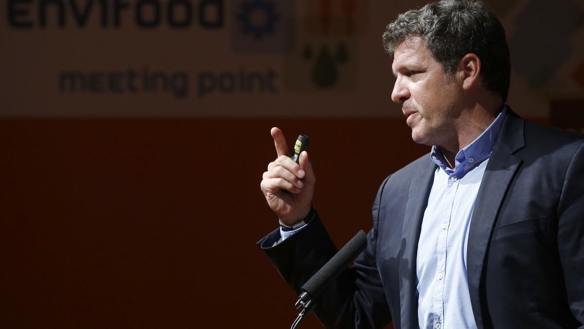 El presentador de televisión y experto en Meteorología Mario Picazo, durante su intervención hoy en el congreso Envifood Meeting Point.