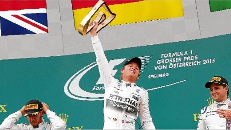 Rosberg aixeca, entre Hamilton i Massa, el trofeu que l&#039;acredita com a vencedor al Gran Premi d&#039;Àustria.