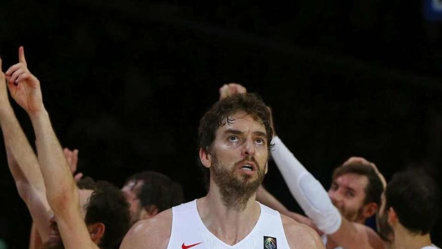 Pau Gasol celebra el triunfo ante Francia que le da a España el pase a la final del Eurobasket.